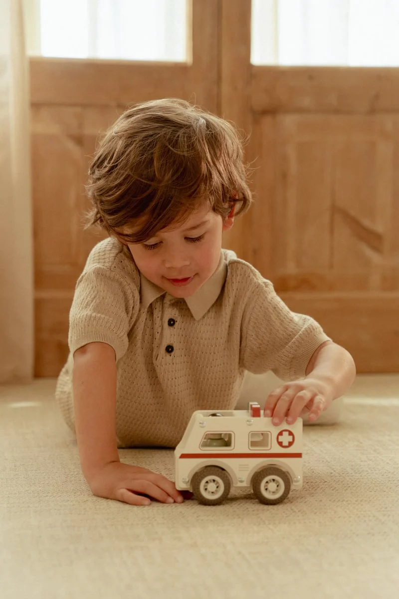 Wooden Ambulance - Image 7
